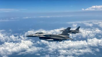 avion f-16 falcon in zbor