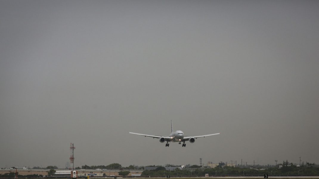 un avion united airlines la aterizare.