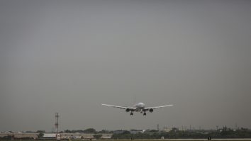 un avion united airlines la aterizare.