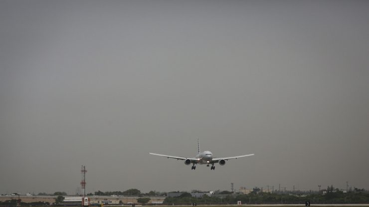 un avion united airlines la aterizare.
