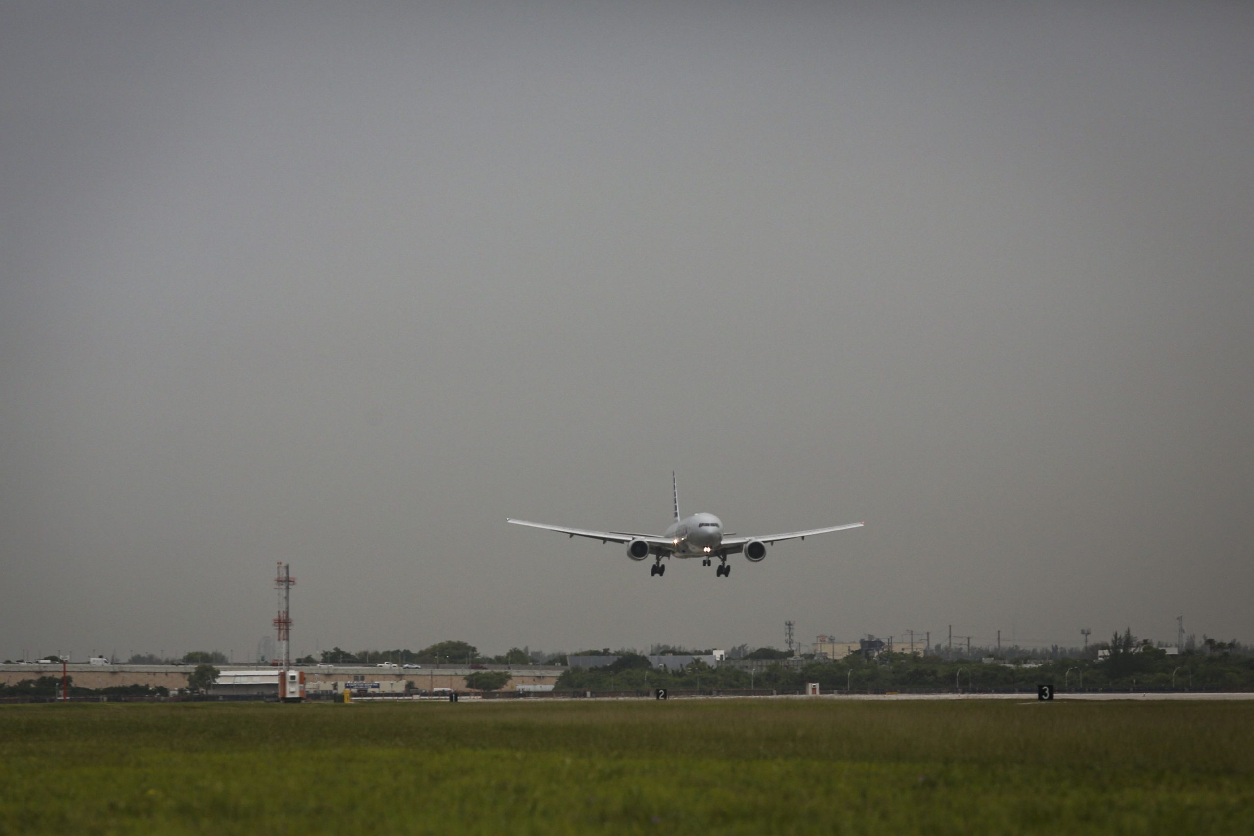 Tragedie evitată în Franța: Două avioane de pasageri au fost extrem de aproape să se ciocnească frontal, pe pistă