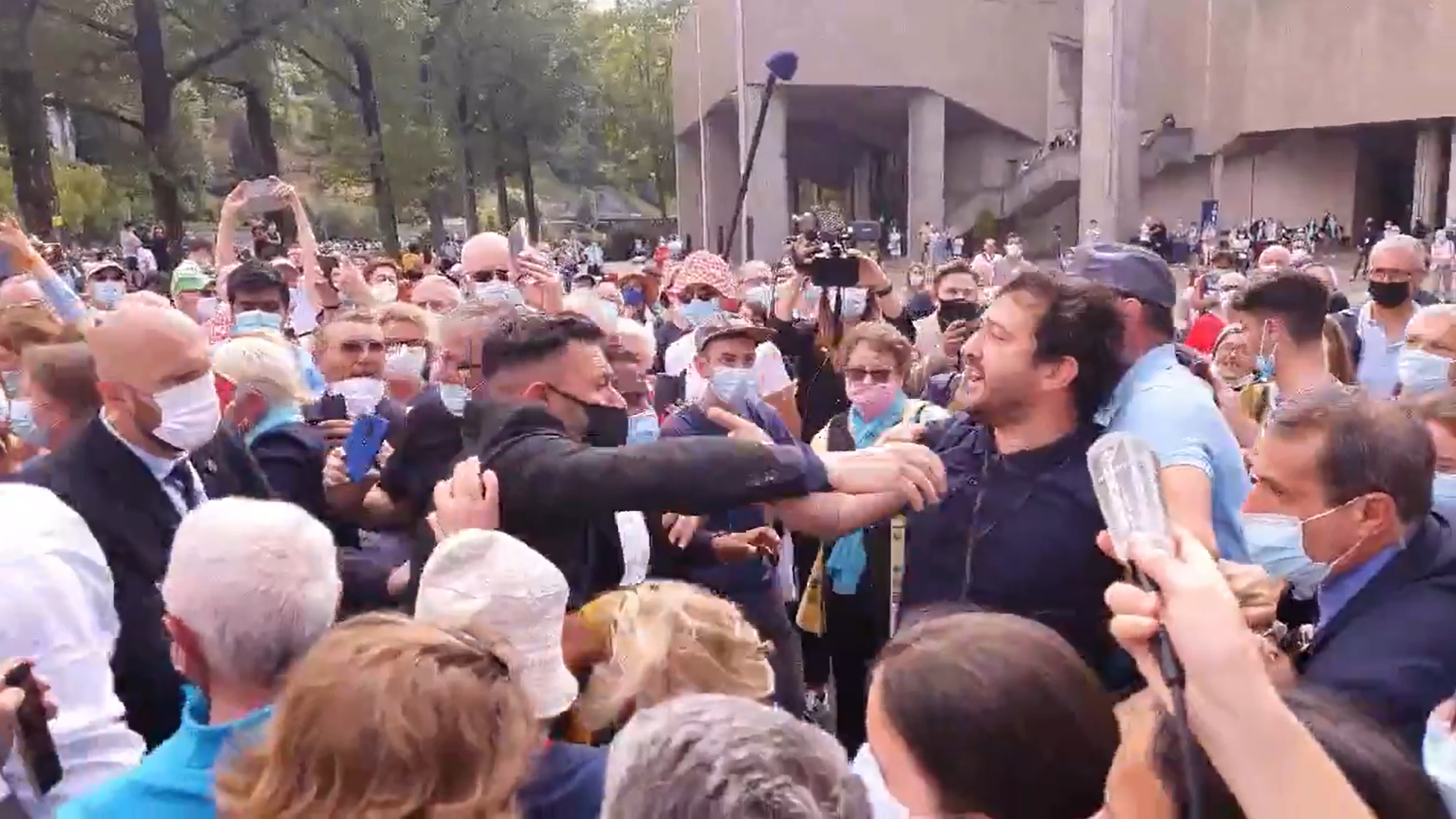 Emmanuel Macron a fost jignit în timpul unui pelerinaj. „Domnule președinte, sunteți necredincios și ateu”. VIDEO