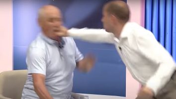 VIDEO. Doi politicieni s-au luat la bătaie în direct, într-o emisiune TV. Incidentul s-a încheiat cu intervenția ambulanței