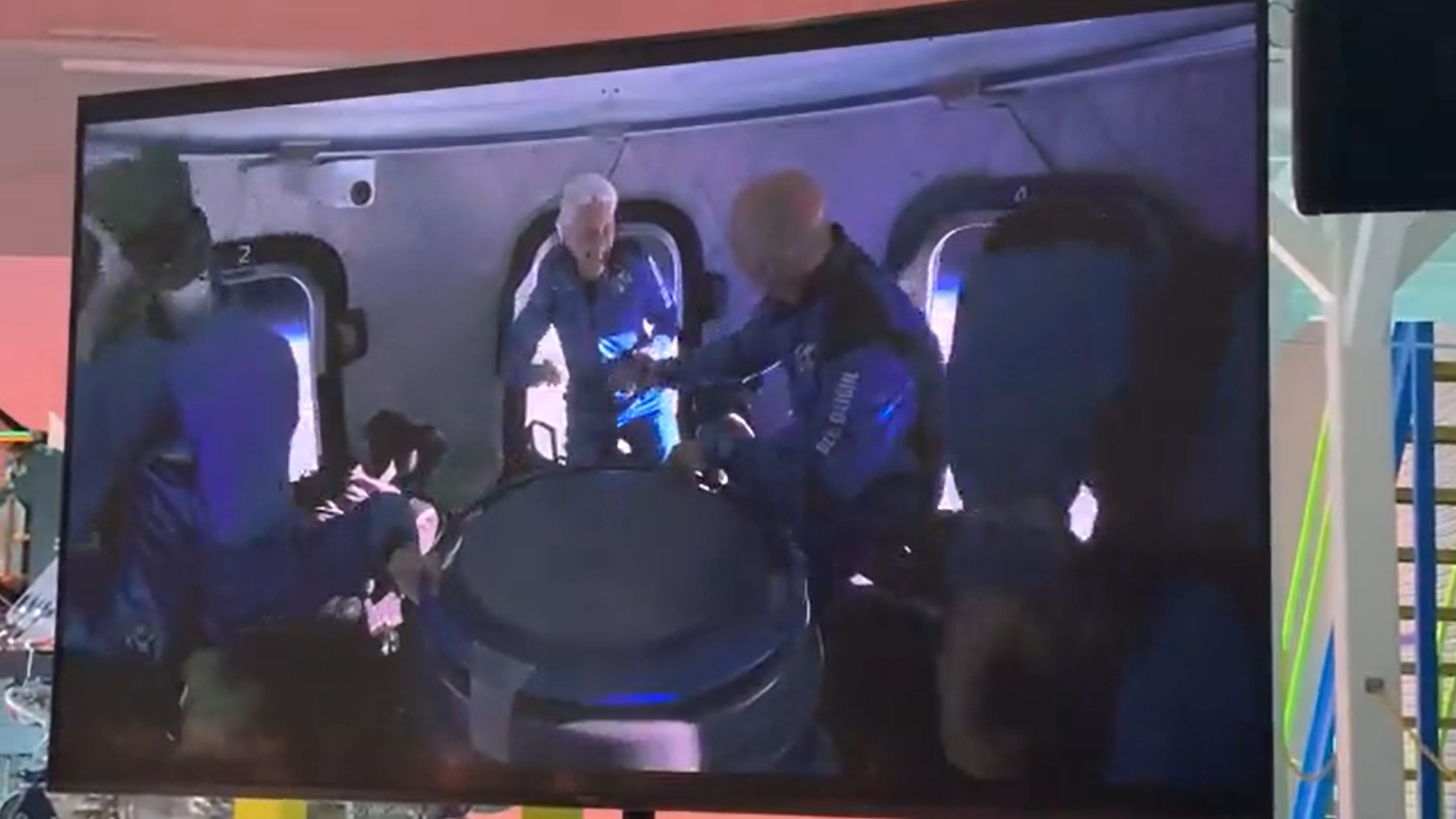 Primele imagini de la bordul New Shepard, racheta cu care Jeff Bezos a zburat în spațiu. VIDEO