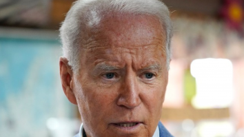 Joe Biden, tulburat și confuz. Se folosește de fițuici pentru a răspunde unei întrebări legate de Rusia