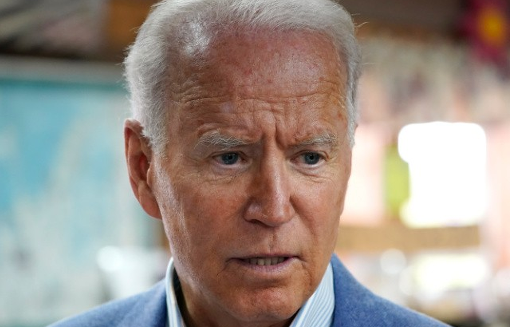 Joe Biden, tulburat și confuz. Se folosește de fițuici pentru a răspunde unei întrebări legate de Rusia