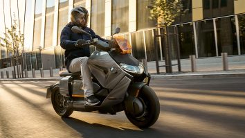 BMW a lansat un scuter electric: are o viteză maximă de 120 de km/h. Cât va costa noul CE 04