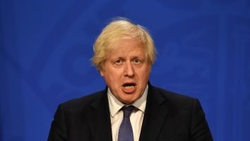 Johnson susţine că este „îngrozit” de concluziile privind petrecerile, dar nu vrea să demisioneze