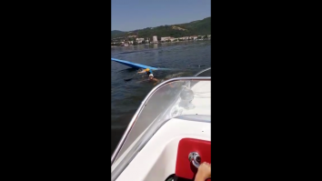 Sportivii cu caiacul loviți de barca cu turiști.