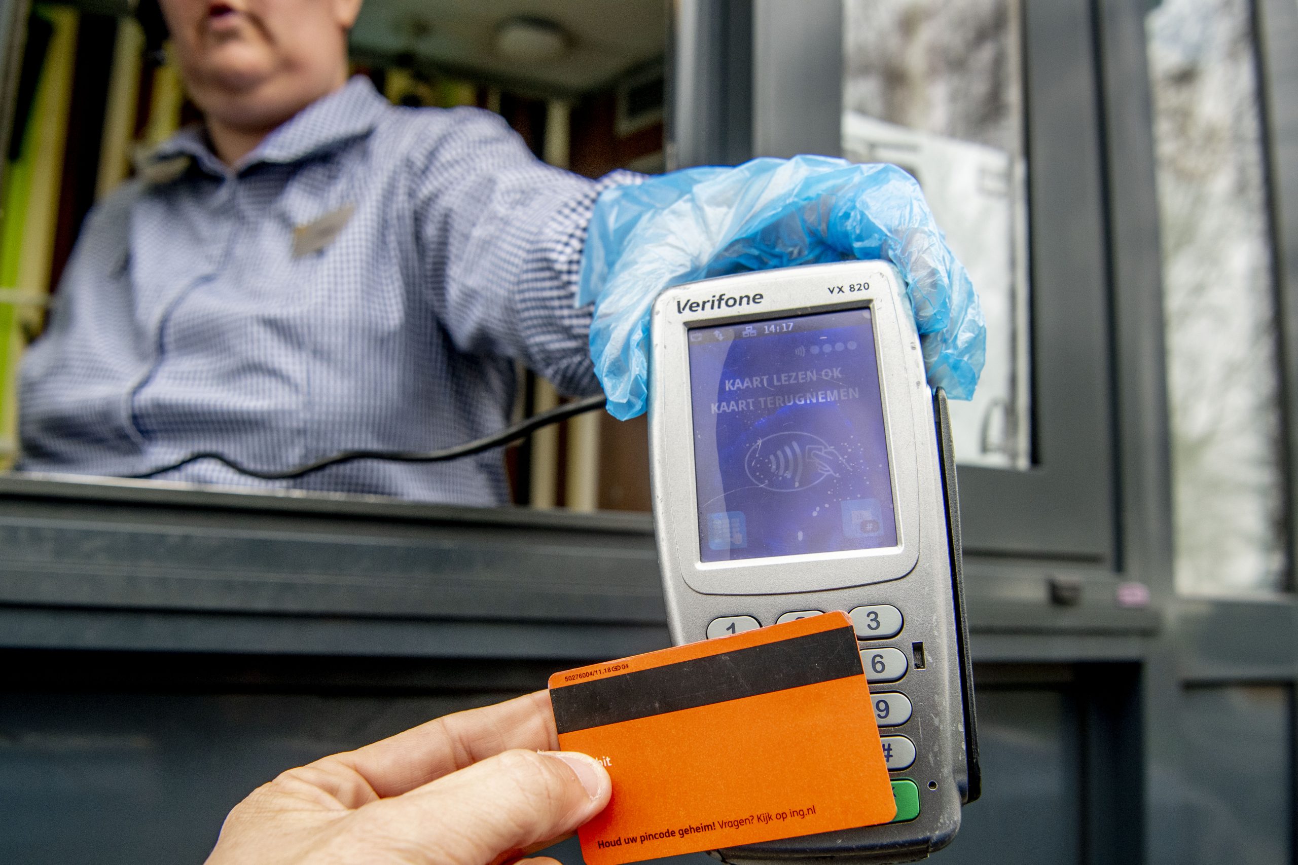 Ce impact are cursul valutar asupra vacanței tale. Cum plătești direct cu cardul fără să întâmpini situații neplăcute