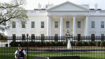 Casa Albă fotografiată cu paznicul în față.