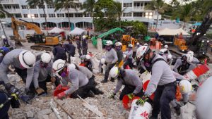 Salvatorii eliberează molozul cu gălețile. Foto: Miami-Dade Fire Rescue