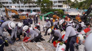 Salvatorii eliberează molozul cu gălețile. Foto: Miami-Dade Fire Rescue