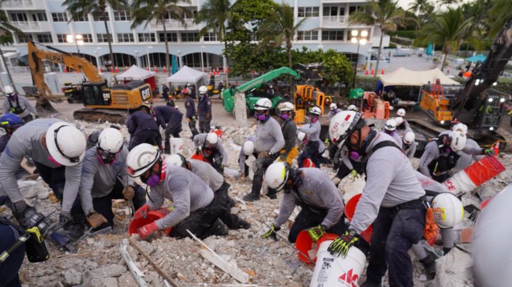 Salvatorii eliberează molozul cu gălețile. Foto: Miami-Dade Fire Rescue