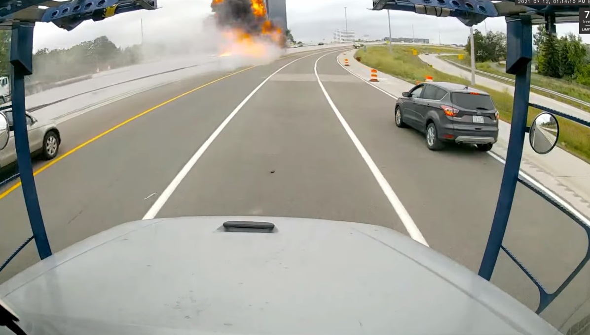 VIDEO. O cisternă s-a răsturnat pe autostradă și a explodat. Șoferul a scăpat cu răni minore