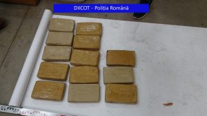Pachete de cocaină descoperite într-un depozit din Chiajna.