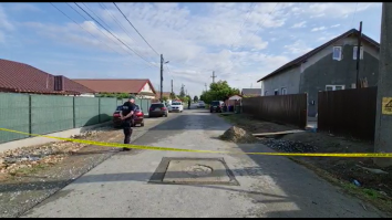 Echipaj de poliție și de jandarmi în fața casei familiei din Corbu.