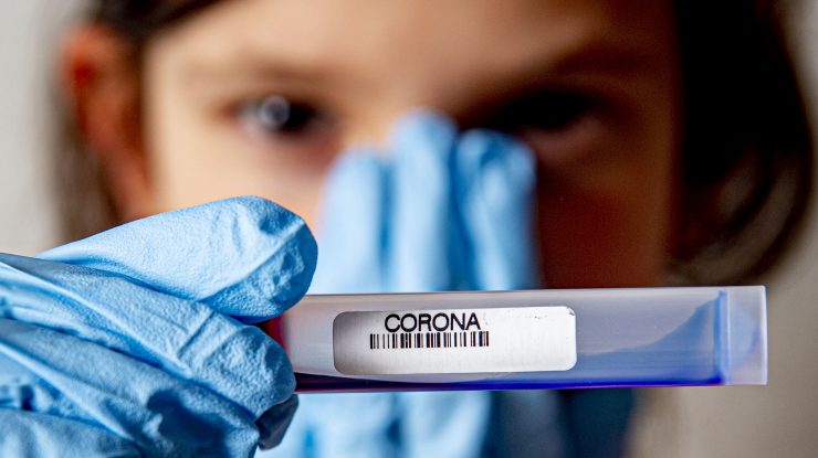 Medic îngrijorat care ține ăn mână un test covid.