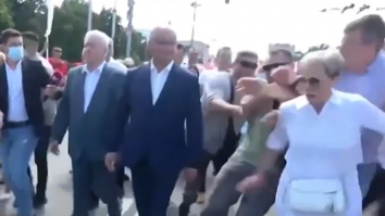 VIDEO. Momentul în care fostul primar al Chișinăului Dorin Chirtoacă se năpustește asupra lui Igor Dodon. A fost culcat la pământ