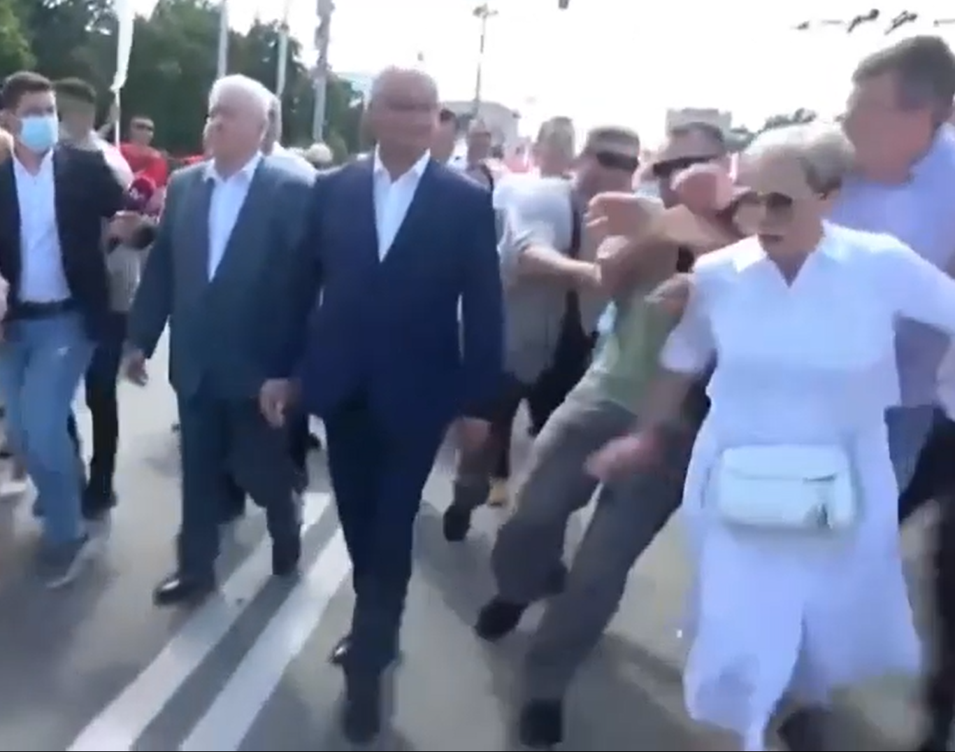 VIDEO. Momentul în care fostul primar al Chișinăului Dorin Chirtoacă se năpustește asupra lui Igor Dodon. A fost culcat la pământ