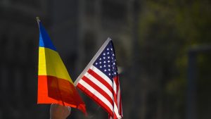 Drapelul României și drapelul SUA.