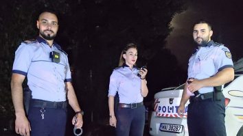 Politistii care au organizat flagrantul.