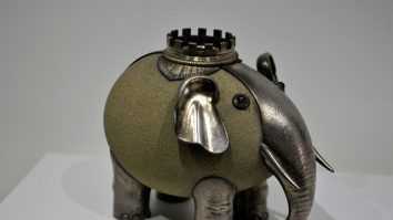 O pușculiță plină cu 85.000 de euro, găsită și predată polițiștilor. Proprietarul banilor, anchetat de oamenii legii după ce „nu a dovedit de unde îi are”