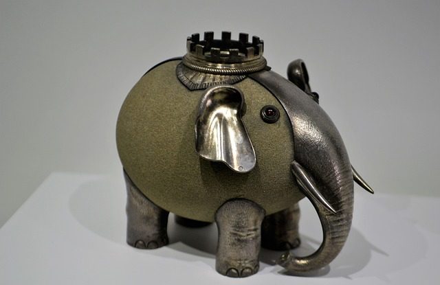 O pușculiță plină cu 85.000 de euro, găsită și predată polițiștilor. Proprietarul banilor, anchetat de oamenii legii după ce „nu a dovedit de unde îi are”