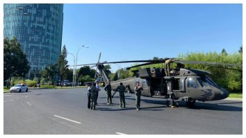 Incident aviatic în Capitală: Momentul în care un elicopter militar a aterizat forțat în Piața Charles de Gaulle. VIDEO