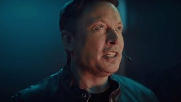 O poză cu Elon Musk care se uită în sus.