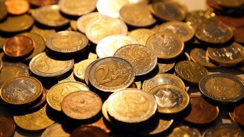 Grămadă de monede euro.