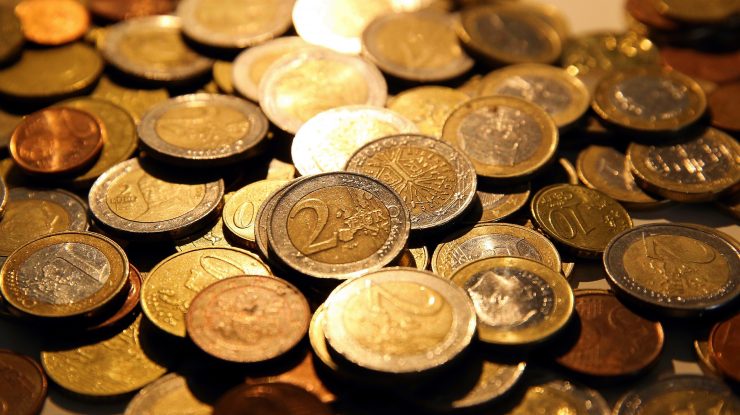Grămadă de monede euro.