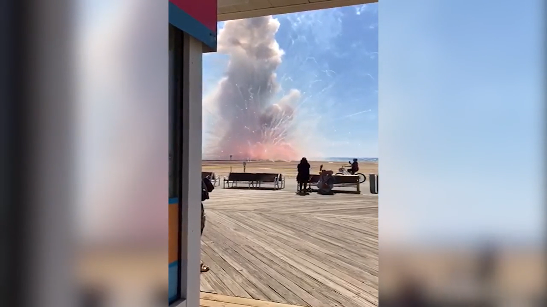 Imagini cu momentul în care un camion cu artificii explodează aproape de o plajă din SUA. VIDEO