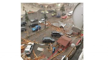 FOTO/VIDEO. Fenomen extrem în România: Mai multe mașini au fost distruse, în urma unei vijelii. Unde s-a întâmplat.