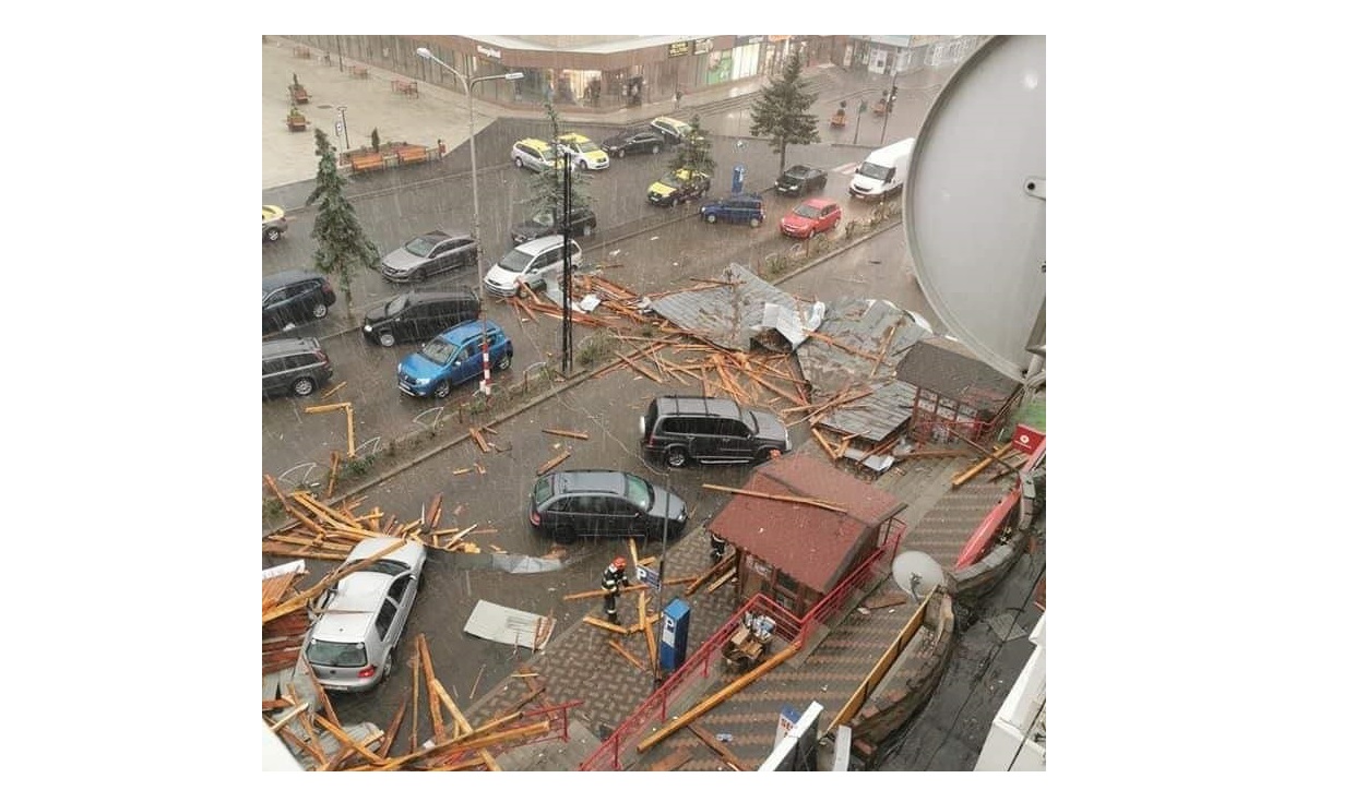 FOTO/VIDEO. Fenomen extrem în România: Mai multe mașini au fost distruse, în urma unei vijelii. Unde s-a întâmplat.