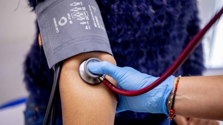 Femeie care se află la doctor pentru un control.