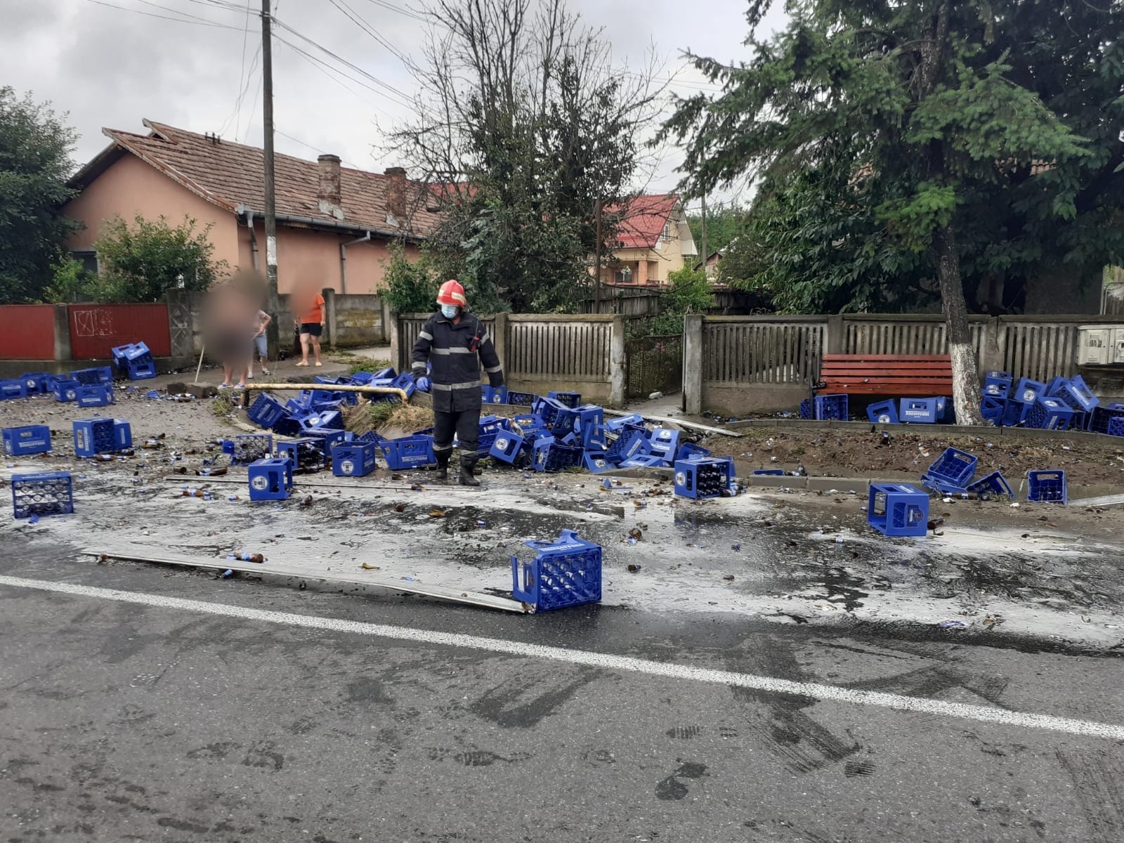 VIDEO: O femeie a fost rănită de lăzile de bere căzute dintr-un TIR