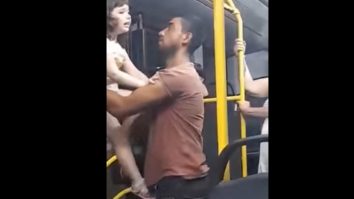 Fetiță de 3 ani filmată în timp ce se zbate în brațele unui bărbat, într-un autobuz din Brăila. Reacția Poliției. VIDEO