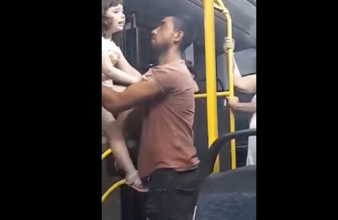 Fetiță de 3 ani filmată în timp ce se zbate în brațele unui bărbat, într-un autobuz din Brăila. Reacția Poliției. VIDEO