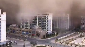VIDEO. Momentul în care o furtună de nisip  înghite un oraș din China. Imagini spectaculoase