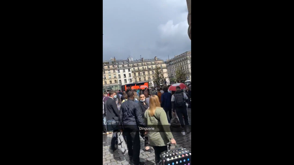 Oamenii care au ieșit dintr-o gară din Paris care a fost evacuată.