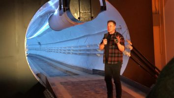 Cum a reușit Elon Musk să țină secret unul dintre cele mai mari proiecte. Ce prevedea clauza de un milion de dolari