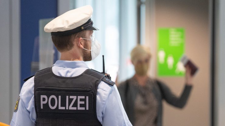 Atac cu cuțitul în aeroportul din Düsseldorf. O persoană a fost transportată la spital