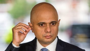 Ministrul britanic al Sănătăţii a îndemnat populaţia să nu se „ferească” de coronavirus. Mai târziu, oficialul și-a cerut scuze