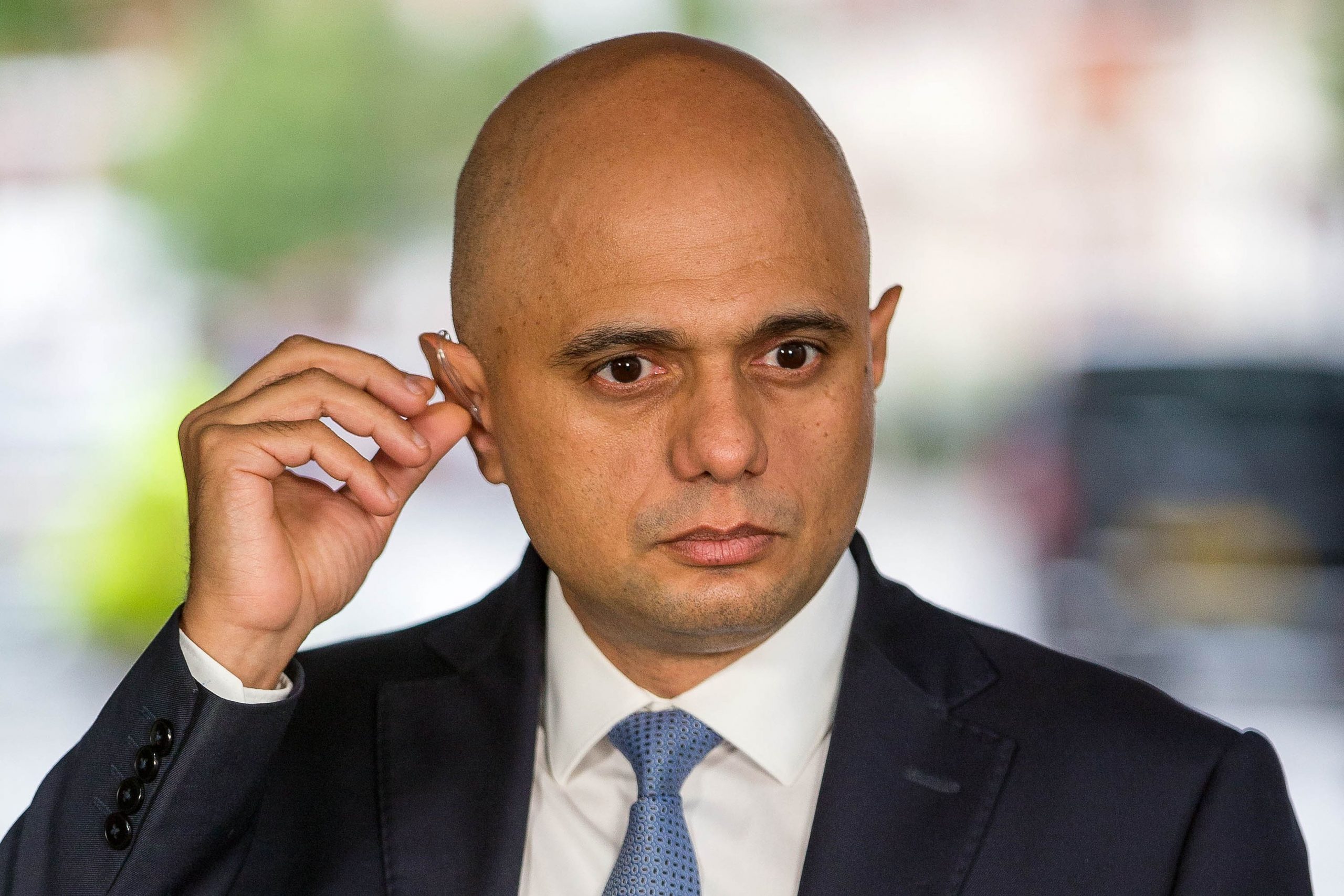 Ministrul britanic al Sănătăţii a îndemnat populaţia să nu se „ferească” de coronavirus. Mai târziu, oficialul și-a cerut scuze