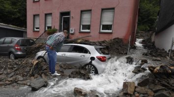 52 de români, acuzați că au furat din casele afectate de indundațiile din Germania. La cât se ridică prejudiciul