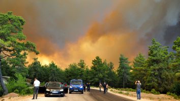 Incendii masive de vegetație în Antalya. Aerul este irespirabil în zonă. VIDEO