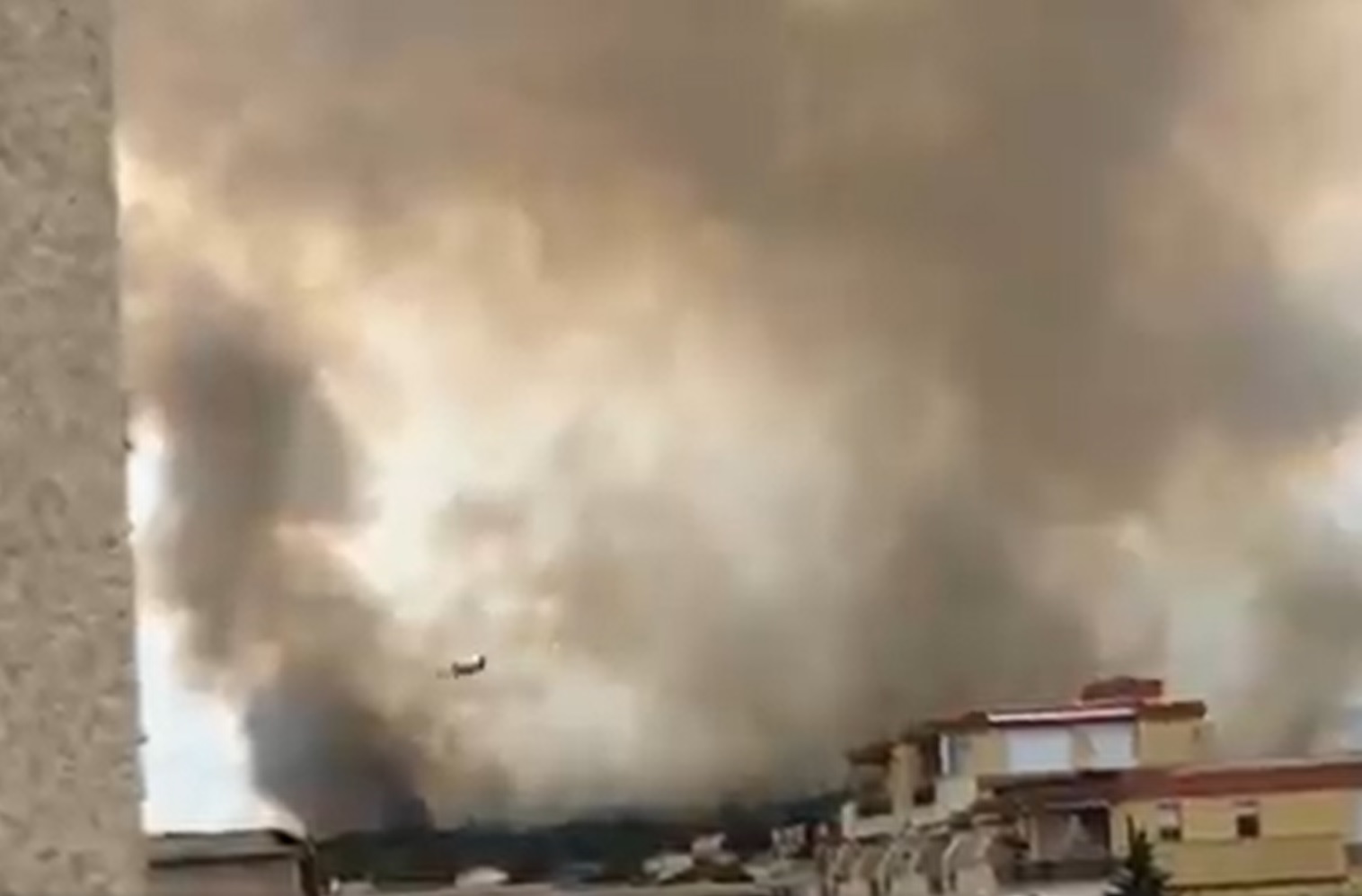 VIDEO. Fum dens deasupra unei plaje din Gruissan, Franța. 200 de pompieri și șase elicoptere, la fața locului