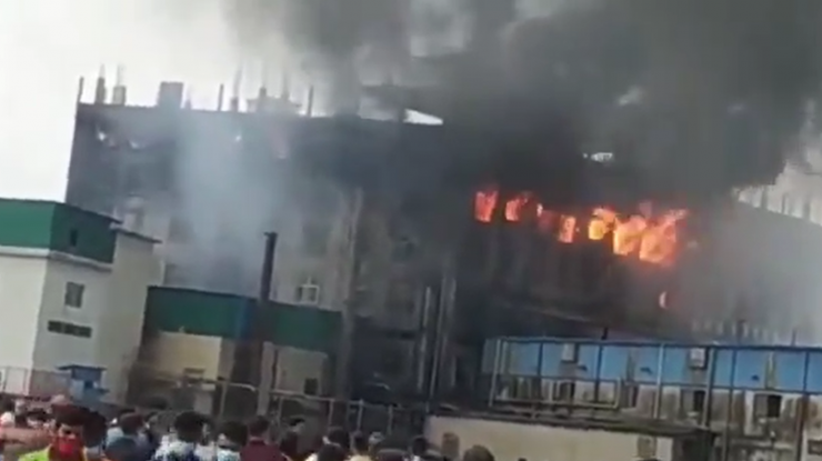 FOTO şi VIDEO. Incendiu la o fabrică din Bangladesh. Cel puţin 52 de persoane au murit
