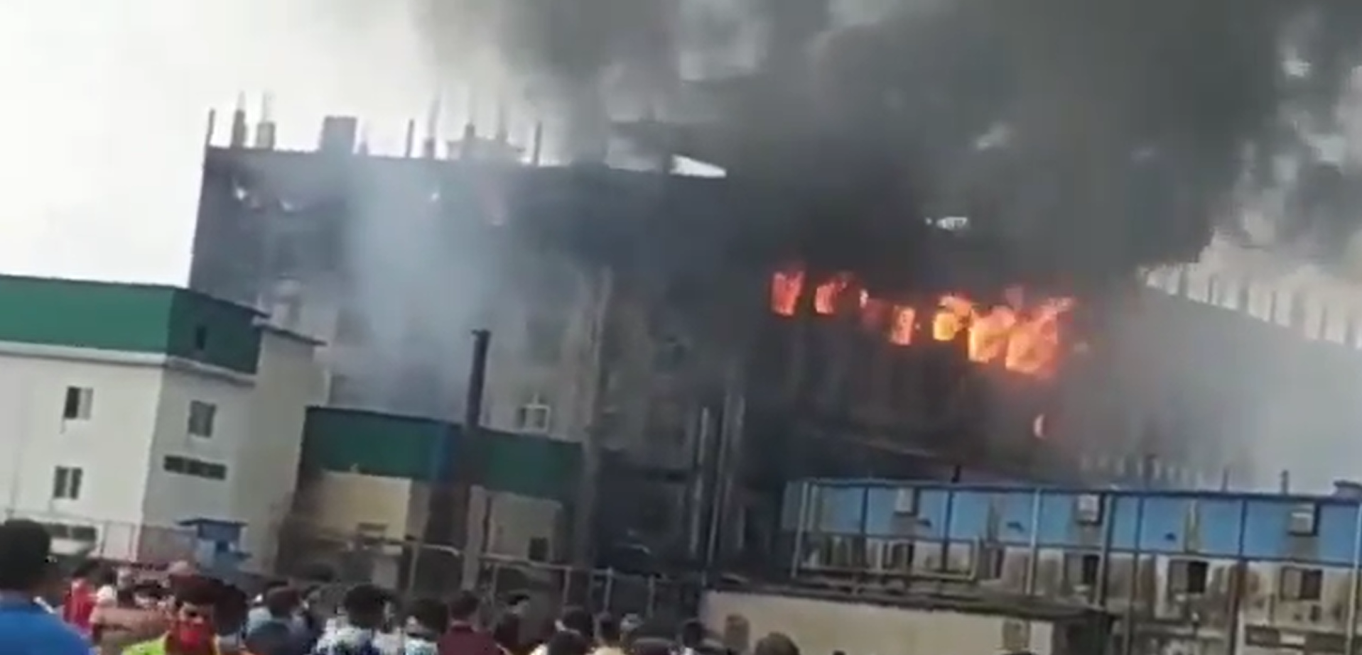 FOTO şi VIDEO. Incendiu la o fabrică din Bangladesh. Cel puţin 52 de persoane au murit